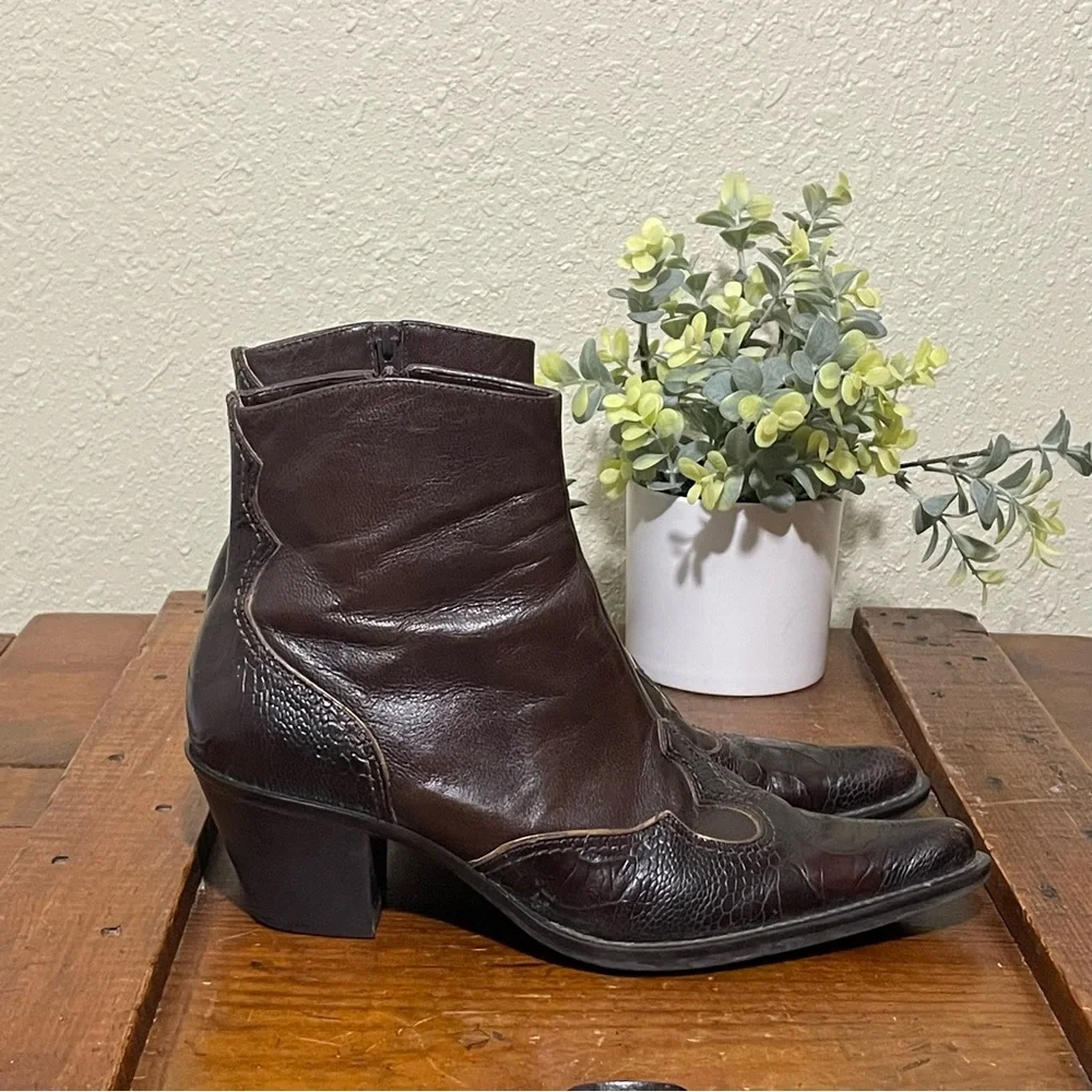 Franco Sarto, leather, western side zip boot with goldtone detail. Women’s 6 1/2 - Picture 2 of 11